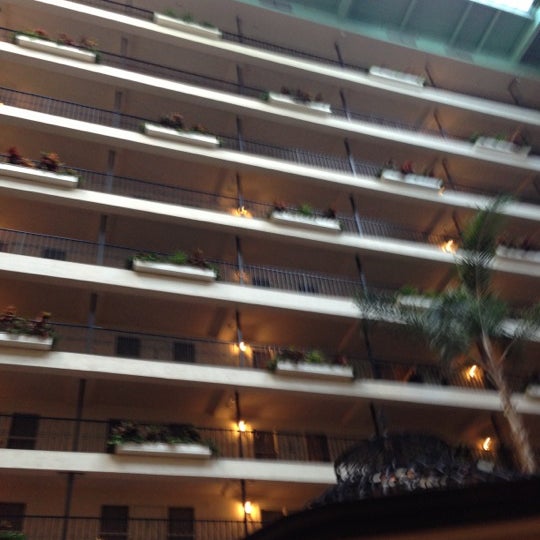 Foto scattata a Embassy Suites by Hilton da Alex W. il 10/10/2012
