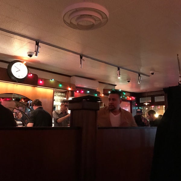Foto diambil di The Long Island Bar oleh Nour T. pada 2/26/2017