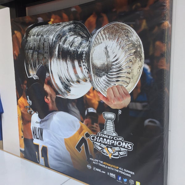 Das Foto wurde bei NHL Store NYC von Sergei M. am 9/5/2017 aufgenommen