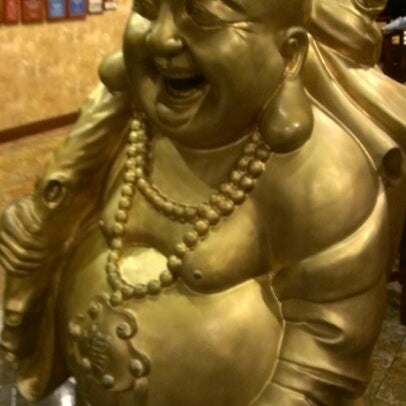 Photo prise au Lee&#39;s Golden Buddha &amp; Mo Mo Ya par Gresh M. le11/24/2012