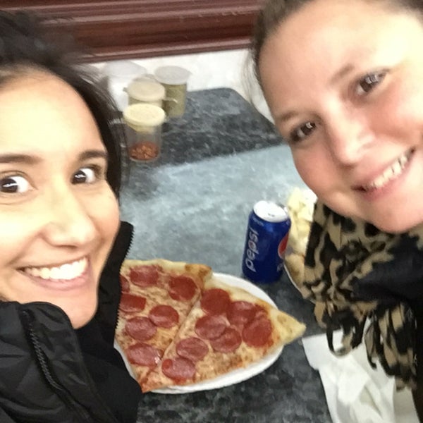 12/1/2016 tarihinde Noelia P.ziyaretçi tarafından Famous Ben&#39;s Pizza of SoHo'de çekilen fotoğraf