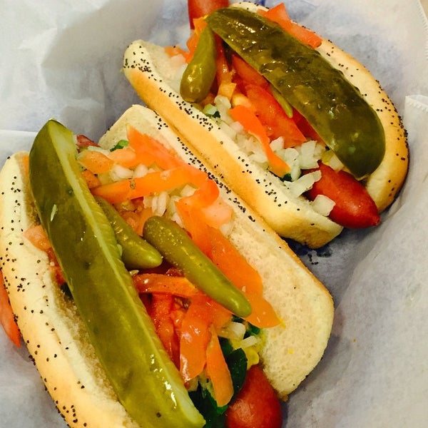 3/30/2015 tarihinde Kevin P.ziyaretçi tarafından Chicago Style Beef &amp; Dogs'de çekilen fotoğraf