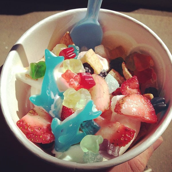 10/8/2012 tarihinde Kevin P.ziyaretçi tarafından Toppings and More: Noodle Bar &amp; Frozen Yogurt'de çekilen fotoğraf