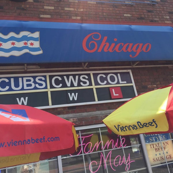 Снимок сделан в Chicago Style Beef &amp; Dogs пользователем Kevin P. 8/22/2015