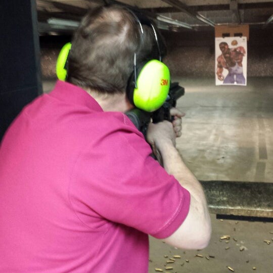 Foto diambil di Discount Firearms &amp; Ammo oleh Tim C. pada 4/1/2014