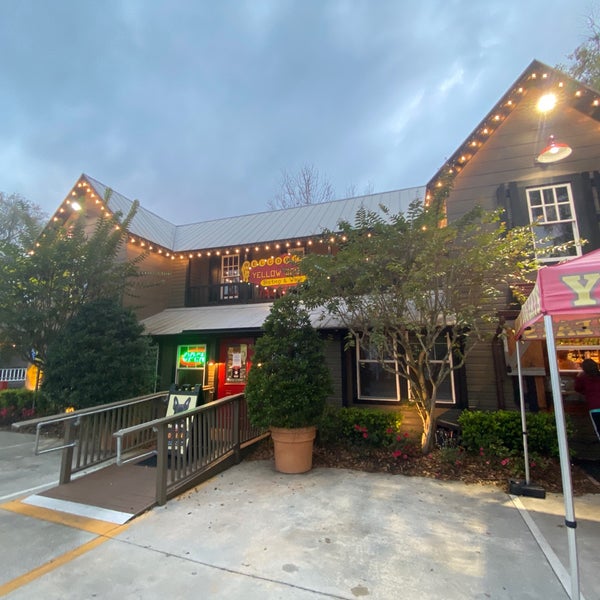 รูปภาพถ่ายที่ Yellow Dog Eats โดย Tyler S. เมื่อ 3/6/2021