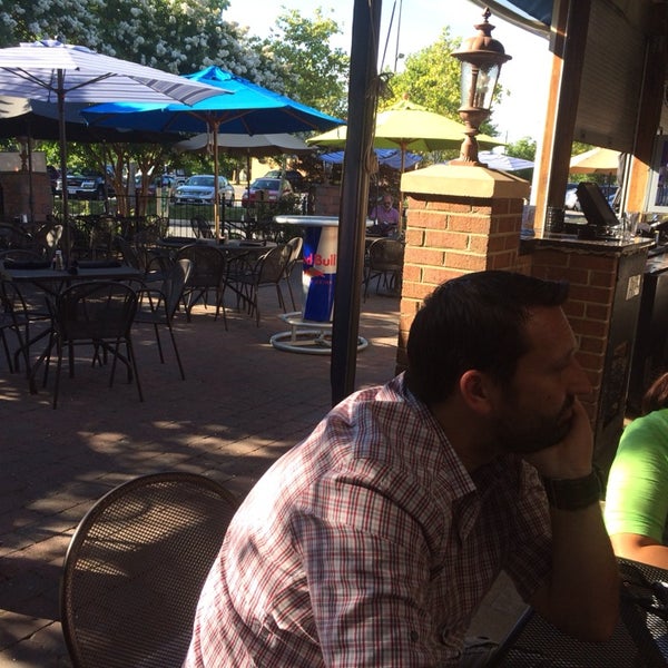 7/5/2014 tarihinde Chrissy O.ziyaretçi tarafından Backyard Grill &amp; Bar'de çekilen fotoğraf