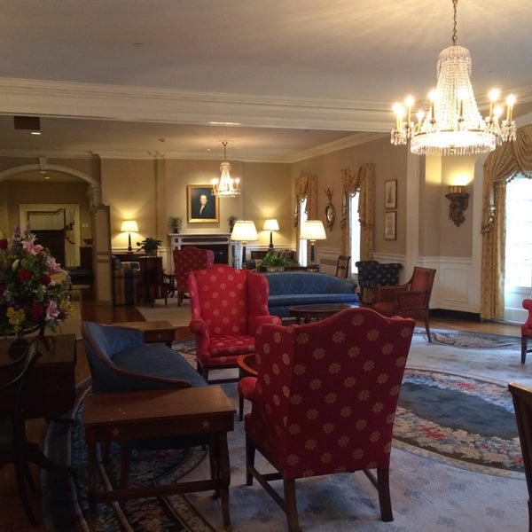 Das Foto wurde bei Williamsburg Inn, an official Colonial Williamsburg Hotel von Emma L. am 9/5/2014 aufgenommen