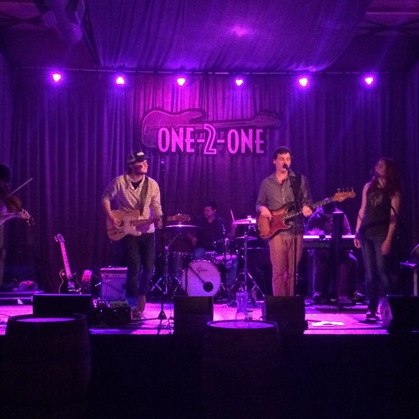 รูปภาพถ่ายที่ One-2-One Bar โดย Emma L. เมื่อ 2/18/2015