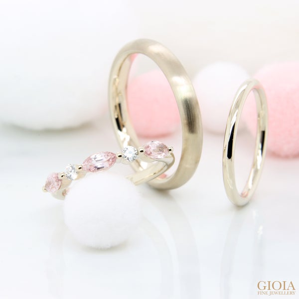 Customised Wedding Bands Crafted in champagne gold, unique subtle yellow shade. Minimalistic design wedding bands, a modern elegant look. https://gioia.com.sg/customised-wedding-bands/