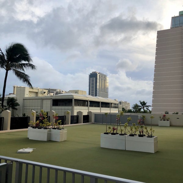 รูปภาพถ่ายที่ Holiday Inn Express Honolulu-Waikiki โดย LadyJupiter.com เมื่อ 12/21/2019