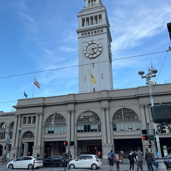 Foto tirada no(a) Ferry Plaza Farmers Market por John H. em 10/30/2022