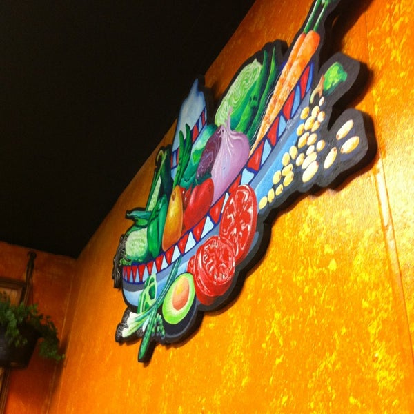 3/27/2013에 Mike D.님이 Leonor&#39;s Mexican Vegetarian Restaurant에서 찍은 사진