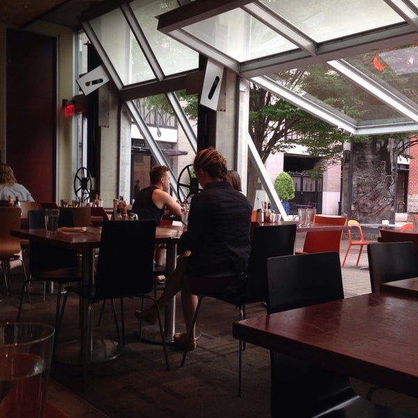 8/1/2014 tarihinde Richard W.ziyaretçi tarafından Isabel Restaurant'de çekilen fotoğraf