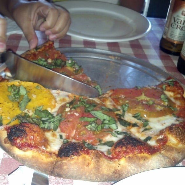 Foto tirada no(a) Croll&#39;s Pizza &amp; Beer por C R. em 8/25/2013