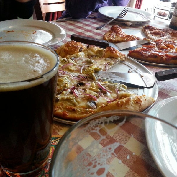 Foto tirada no(a) Croll&#39;s Pizza &amp; Beer por C R. em 1/31/2014