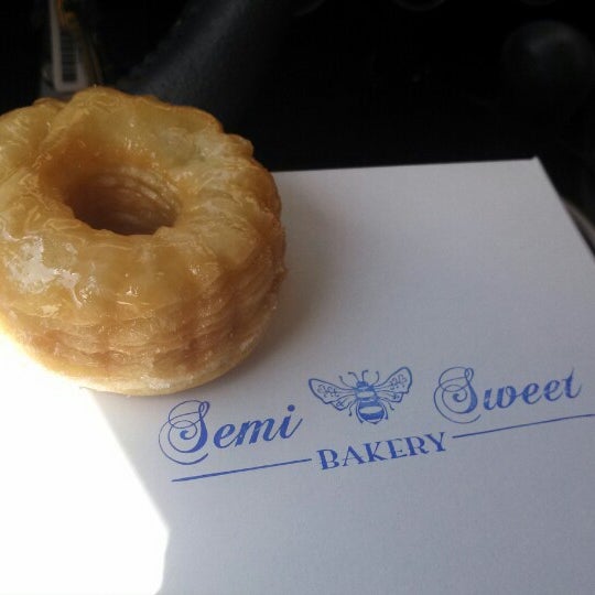 6/30/2013にelizteschがSemi Sweet Bakeryで撮った写真