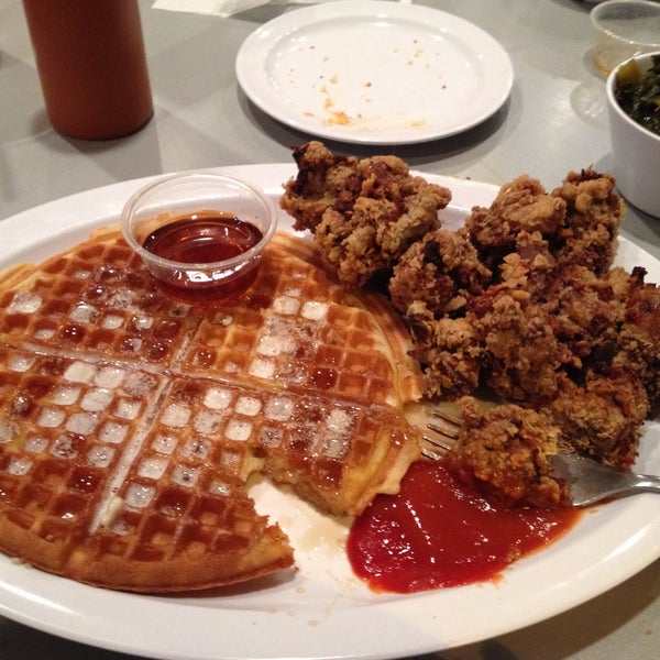 รูปภาพถ่ายที่ Home of Chicken and Waffles โดย Teri L. เมื่อ 11/25/2013