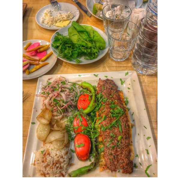 Das Foto wurde bei Flash Restaurant von Tuğçe güngörmüş am 12/16/2018 aufgenommen