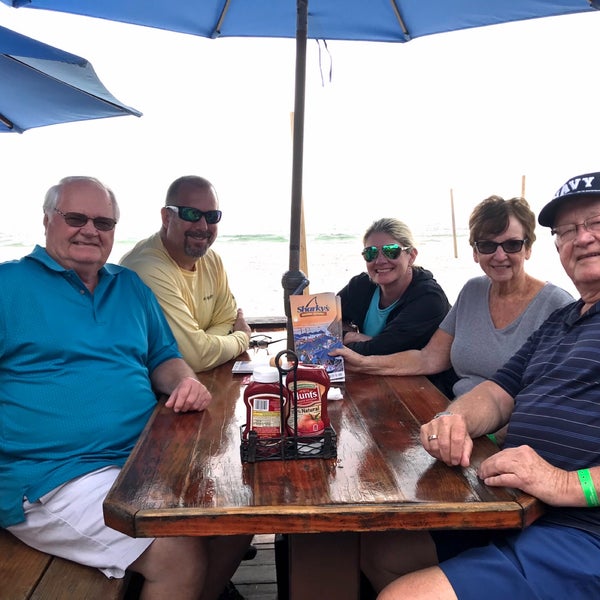 Снимок сделан в Sharky&#39;s Beachfront Restaurant пользователем Marcie P. 3/2/2019