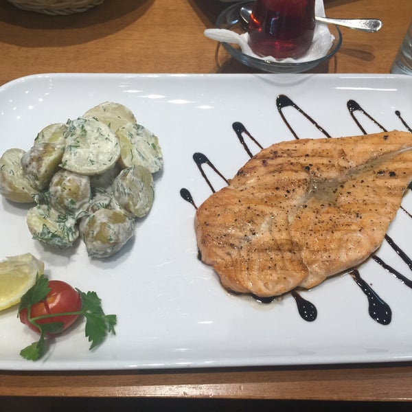 I like to eat grilled Salmon here. It's very delicious.