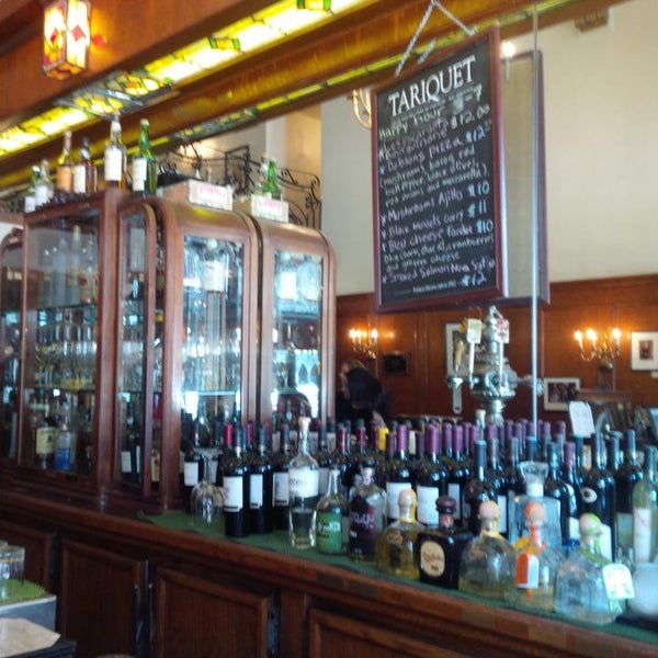 Снимок сделан в Dobson&#39;s Bar &amp; Restaurant пользователем Bret J. 1/8/2014