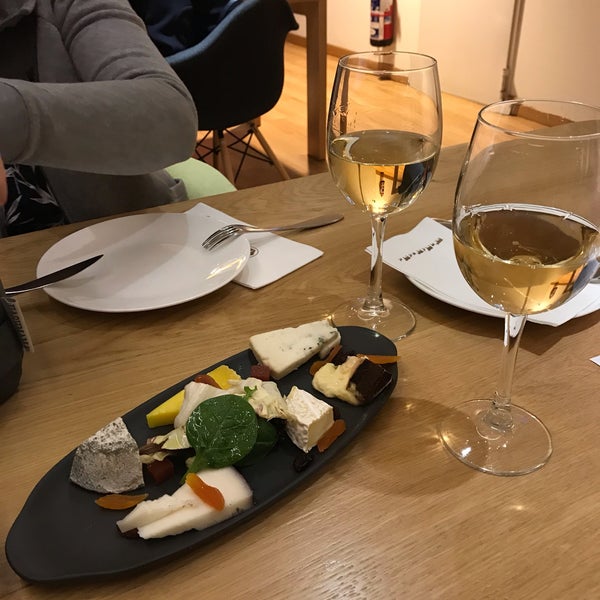 Foto tirada no(a) Poncelet Cheese Bar por mashacloudberry em 3/19/2019