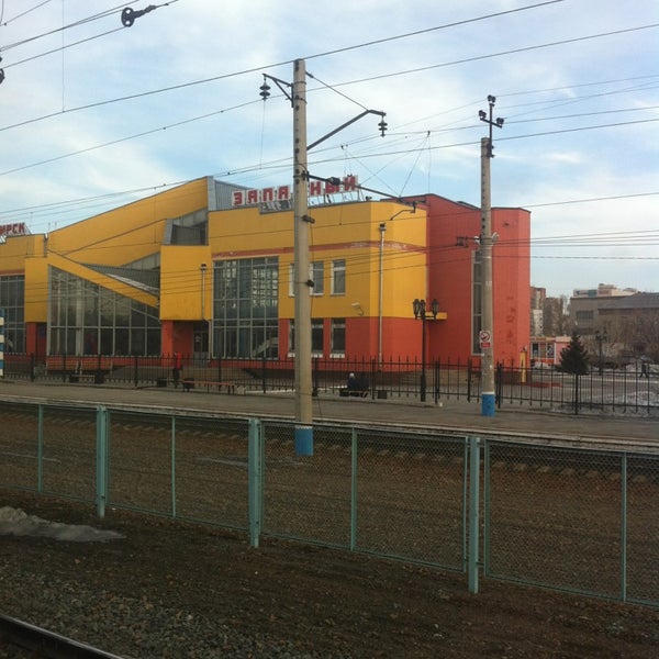 Новосибирск западный правая. Новосибирск-Западный станция. Вокзал в Новосибирске Новосибирск Западный. ЖД вокзал Новосибирск Западный. Старый вокзал Новосибирск Западный.