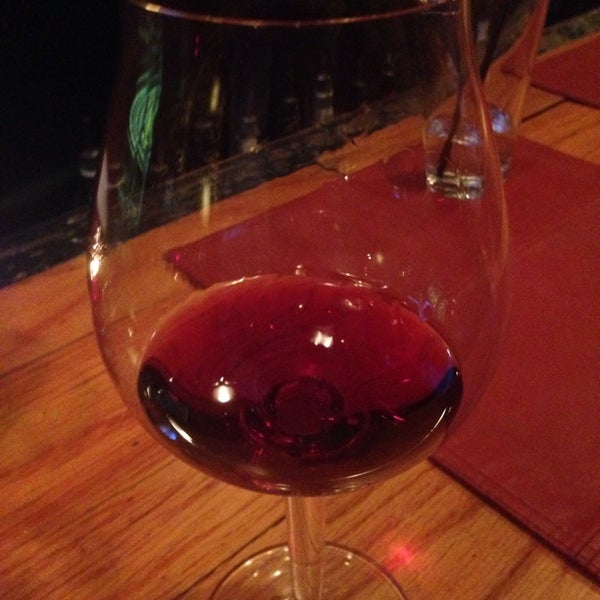 7/2/2014 tarihinde Luis R.ziyaretçi tarafından Mantel Wine Bar and Bistro'de çekilen fotoğraf