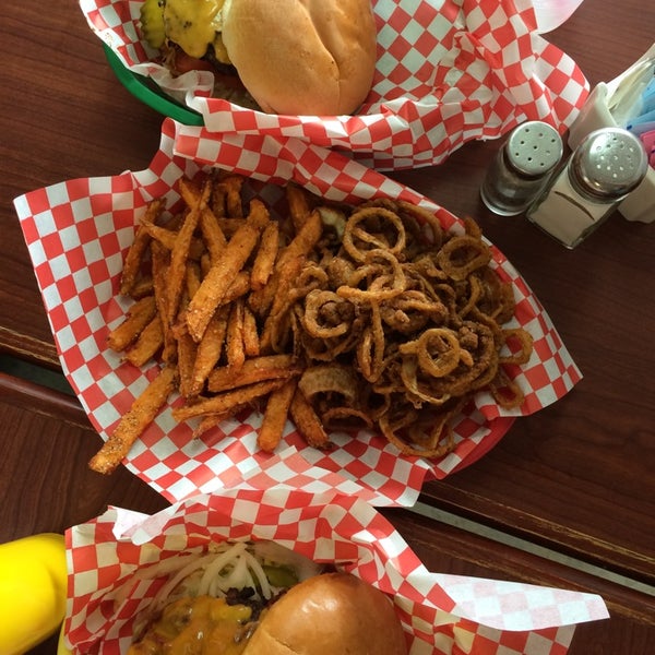 4/21/2014 tarihinde Noe J.ziyaretçi tarafından Chop House Burgers'de çekilen fotoğraf