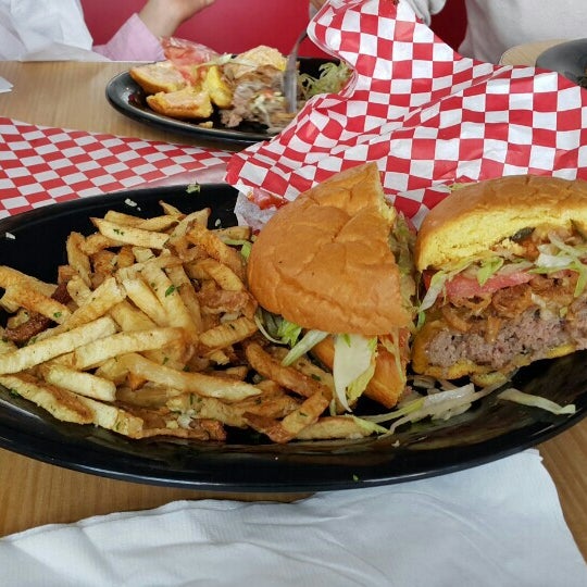 Foto diambil di 400° Gourmet Burgers &amp; Fries oleh Hochul K. pada 5/18/2015