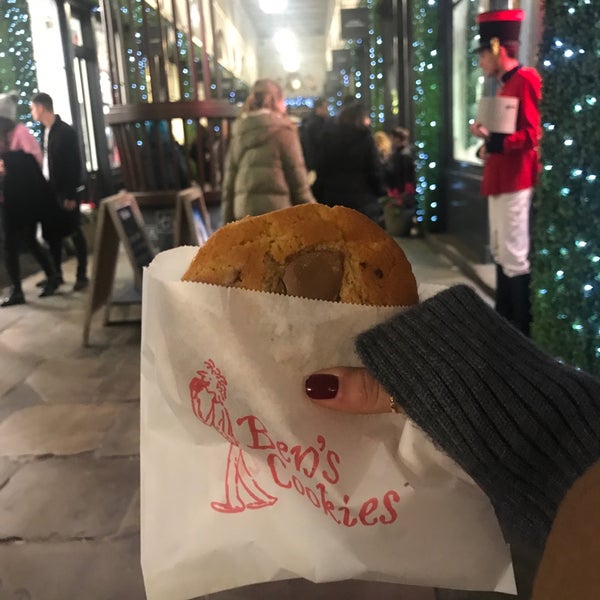 Foto tirada no(a) Ben&#39;s Cookies por Fatma em 12/21/2018