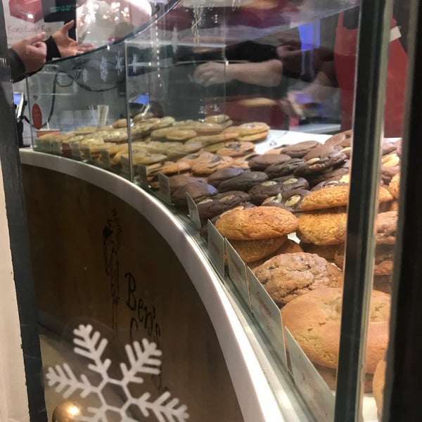 รูปภาพถ่ายที่ Ben&#39;s Cookies โดย Fatma เมื่อ 12/21/2018