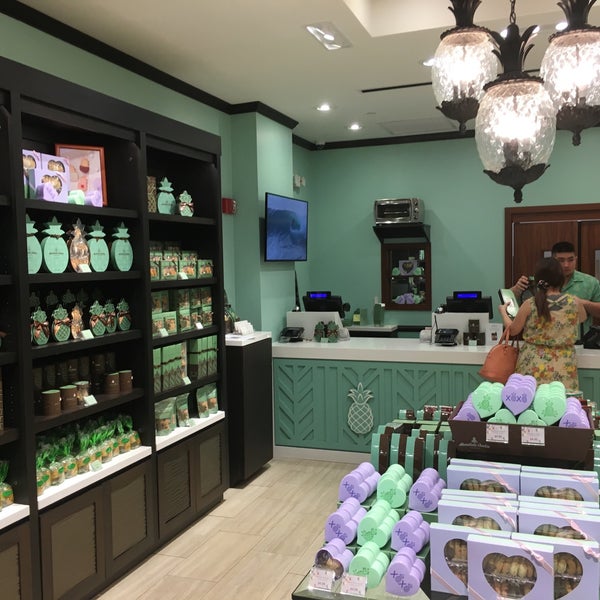 Honolulu Cookie Company Dessert Shop in Waikiki