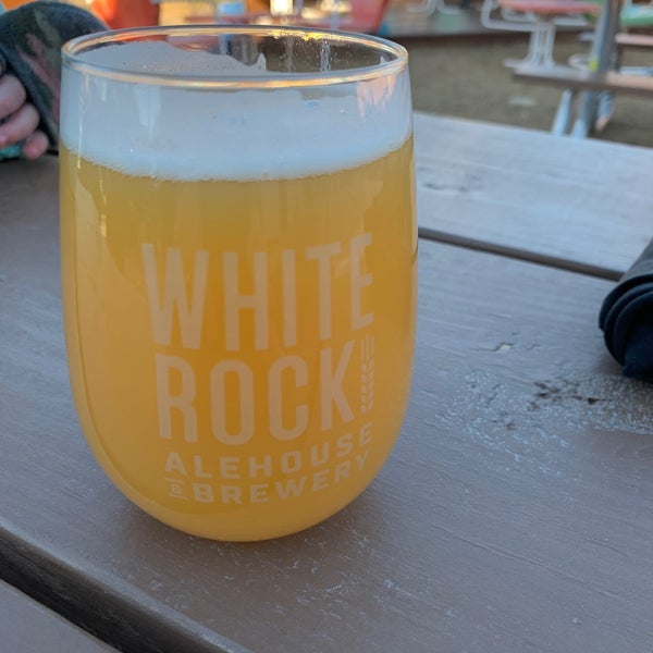 Снимок сделан в White Rock Alehouse &amp; Brewery пользователем Stephen O. 2/7/2021