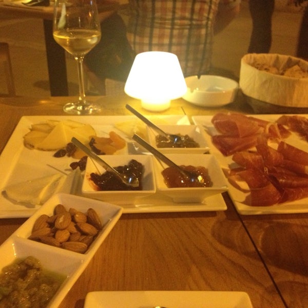 Foto tirada no(a) Wine &amp; Cheese Bar Paradox por Marta em 7/18/2013