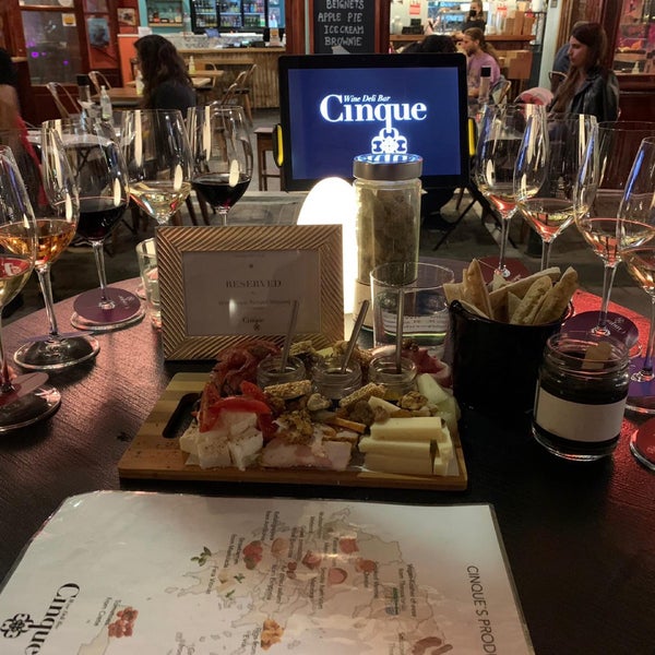 10/8/2021 tarihinde Richard W.ziyaretçi tarafından Cinque Wine &amp; Deli Bar'de çekilen fotoğraf