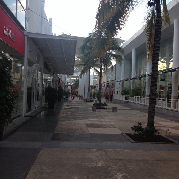1/10/2015 tarihinde Vero M.ziyaretçi tarafından Las Plazas Outlet'de çekilen fotoğraf