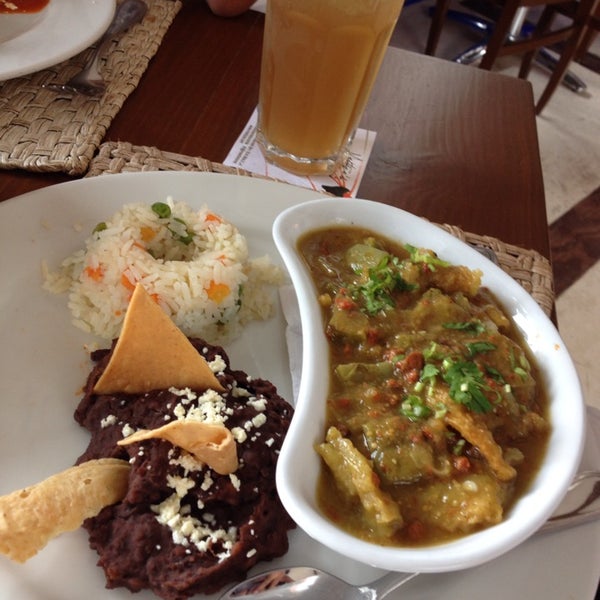 Photo taken at Mestizo&#39;s | Restaurante Mexicano Cancun | Cancun Mexican Restaurant by Vero M. on 5/15/2014