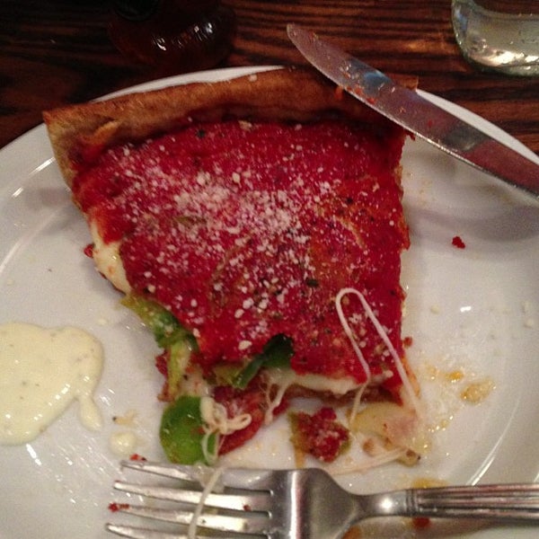 รูปภาพถ่ายที่ Patxi&#39;s Pizza โดย Frankie A. เมื่อ 4/8/2013