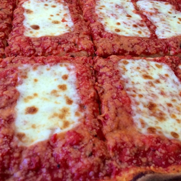 Foto scattata a Rizzo&#39;s Fine Pizza da Jim M. il 4/1/2014