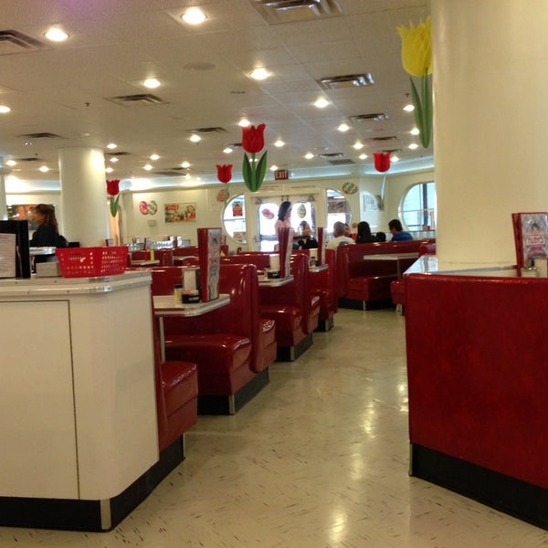 Снимок сделан в Ruby&#39;s Diner пользователем Jeff H. 3/24/2013