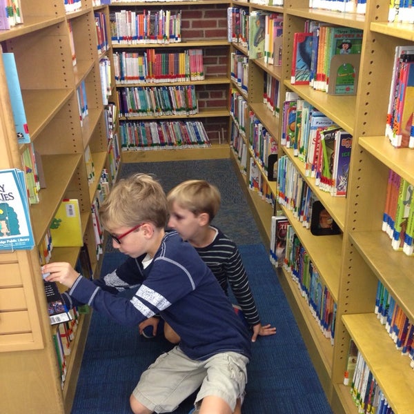 Photo taken at Park Ridge Public Library by Sandra D. on 9/21/2013