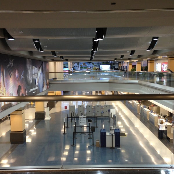 5/12/2013 tarihinde Sandra D.ziyaretçi tarafından Huntsville International Airport (HSV)'de çekilen fotoğraf