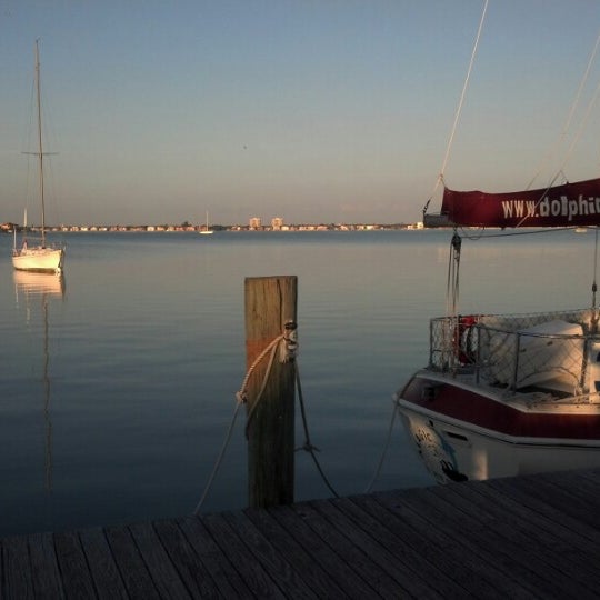 รูปภาพถ่ายที่ Dolphin Landings Charter Boat Center โดย Jim C. เมื่อ 1/14/2013