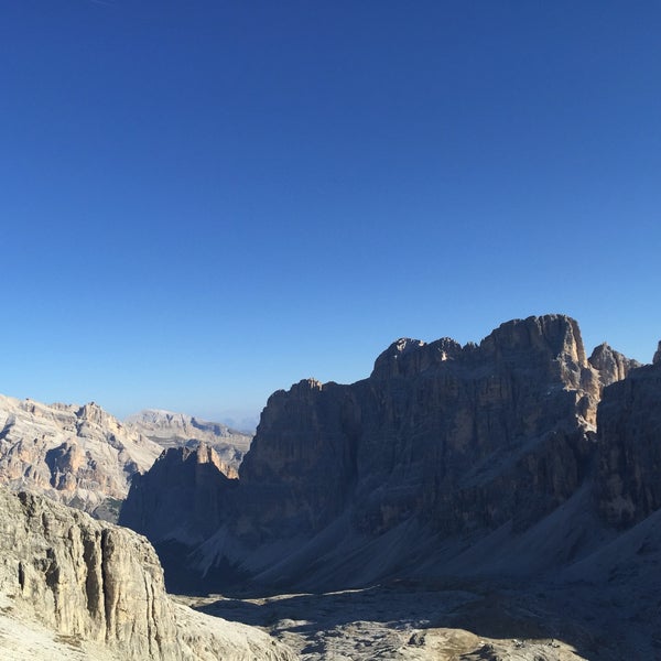 Горная база Рифуджо Лагацуой Rifugio Lagazuoi