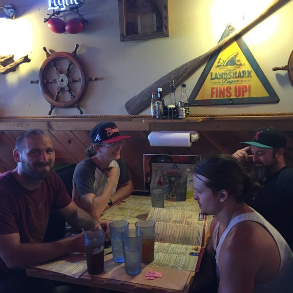 รูปภาพถ่ายที่ Dirty Don&#39;s Oyster Bar &amp; Grill โดย Dustin D. เมื่อ 6/21/2015