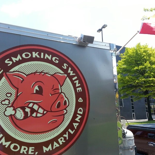 Foto scattata a The Smoking Swine da Pete C. il 5/29/2013