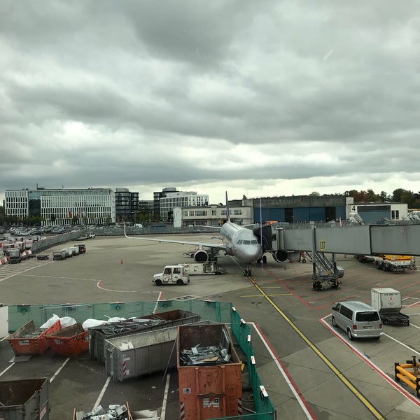 10/8/2017 tarihinde Maria V.ziyaretçi tarafından Düsseldorf Havalimanı (DUS)'de çekilen fotoğraf