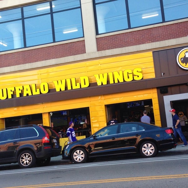 Photo prise au Buffalo Wild Wings par Adrian W. le9/29/2013